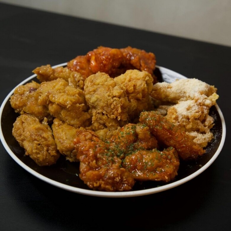 如果要推介一間好食的韓式炸雞，編輯一定揀雞吧這間小食店。當中的炸