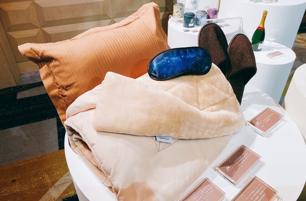 亮點一：正反軟硬度不同的枕頭、雙材質毛毯商務艙所提供的枕頭被舖超