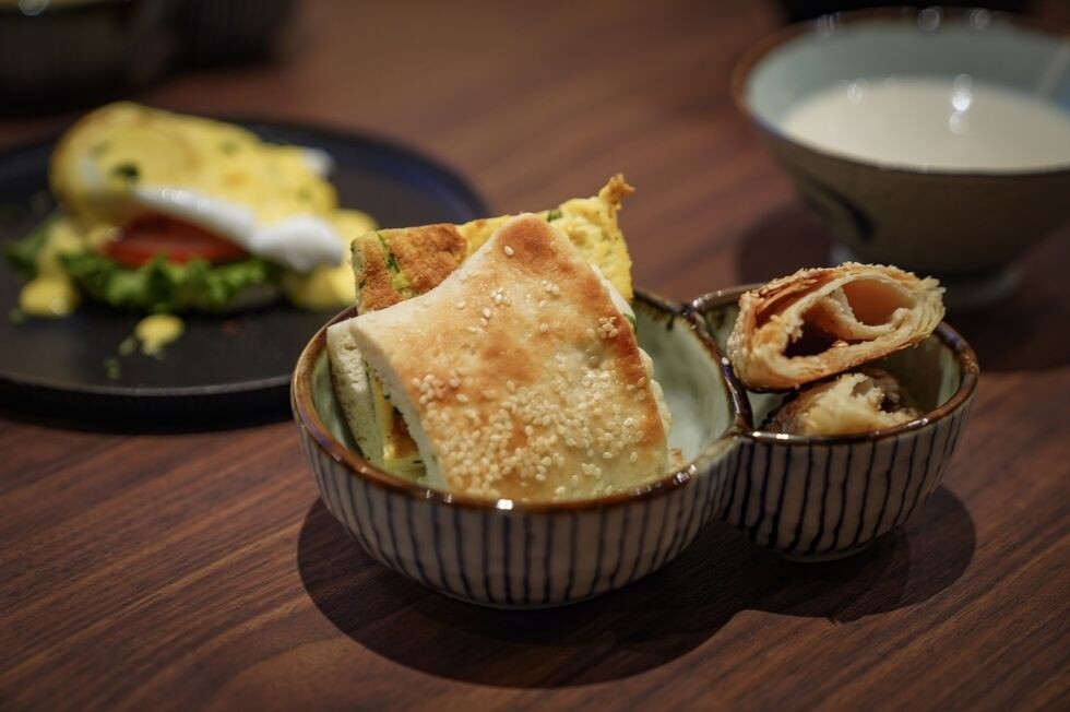 早餐更可以吃得到人氣爆表的台北中正區排隊美食「阜杭豆漿」的招牌燒