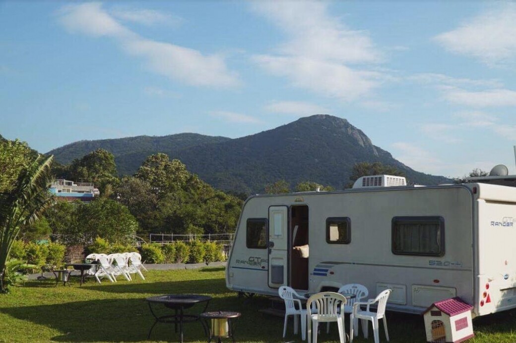 塘福泳灘旁邊有一個露營車營地，每架露營車裡都裝上各種室內設備，包