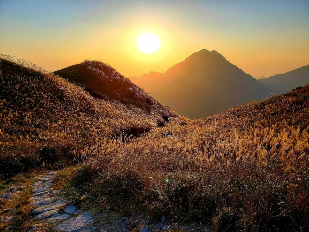 大東山英文名叫「Sunset Peak」，顧名思義是日落的magic moment在這裡尤其夢幻！若能捕捉