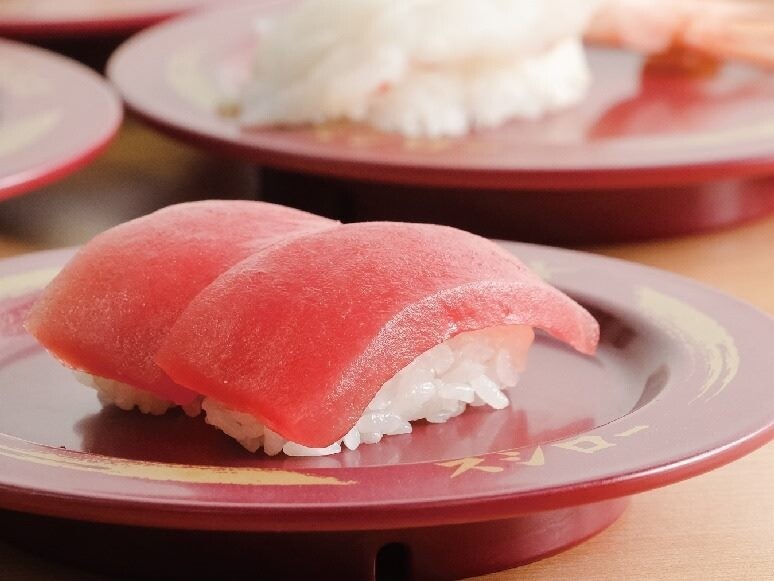 在日本和海外共有超過530間分店的的迴轉壽司店壽司郎相當抵食，主打