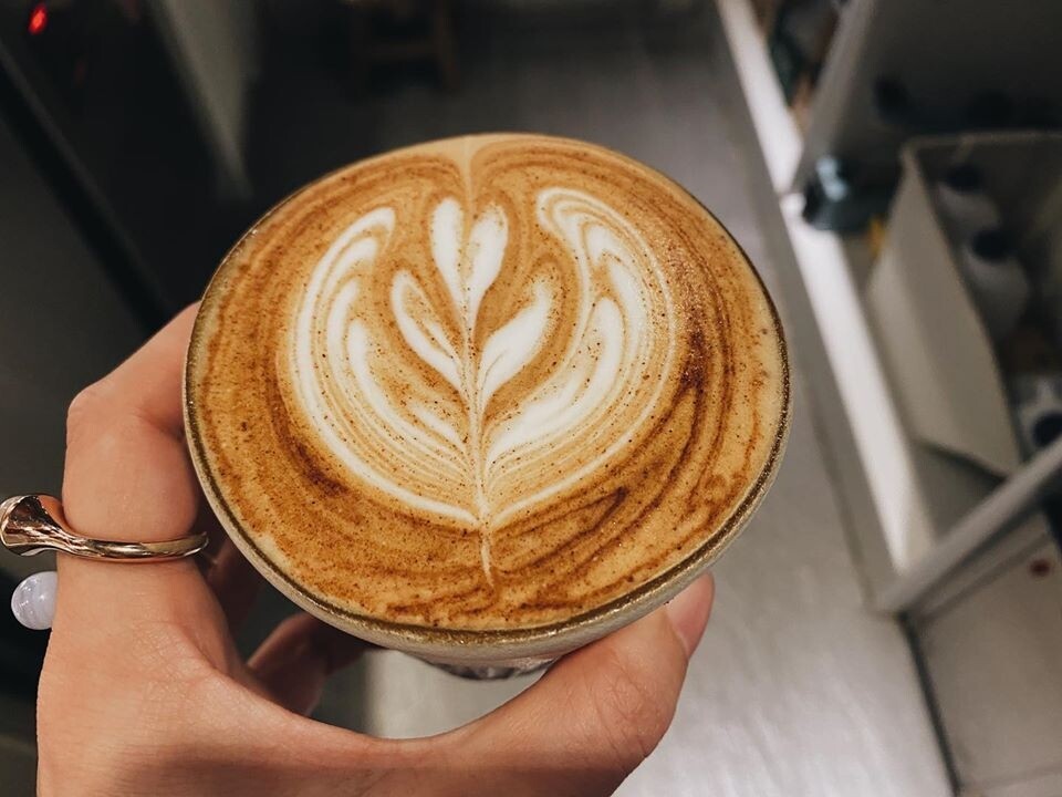 COMMUNITY CAFE' 墾墨咖啡FACEBOOK位於在台東市區的墾墨咖啡，從建築到咖啡、甜點都讓人
