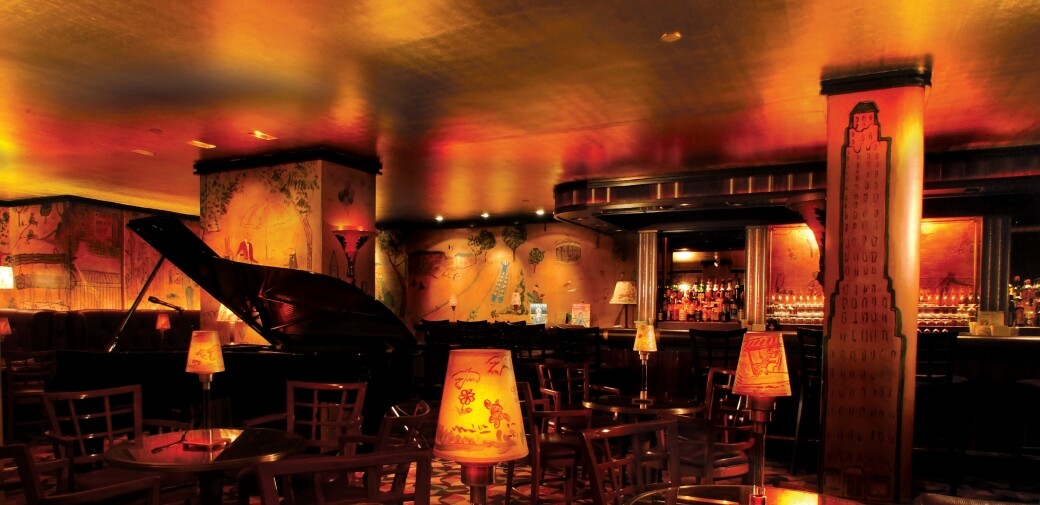 紐約瑰麗酒店的酒吧Bemelmans Bar，是另一個傳奇故事。酒吧以著名藝術家兼作家