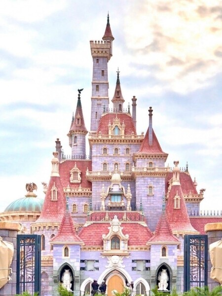 東京迪士尼的新園區「美女與野獸」Fantasy Land 粉紅色公主城堡