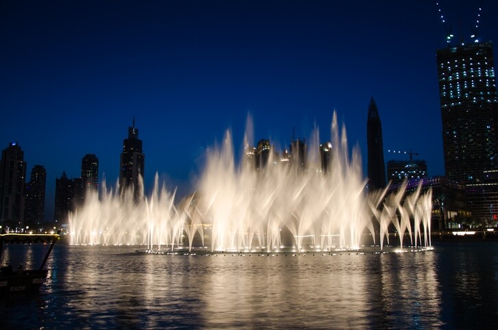 除了噴石油，杜拜噴泉（Dubai Fountain）也是當地著名地標。它位處杜拜湖面、於世界最