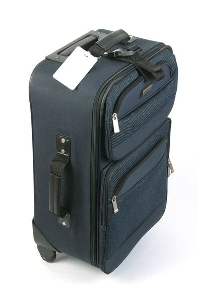 軟殼行李箱多數附有外口袋，可擴充的設計也能增加放行李的容量。