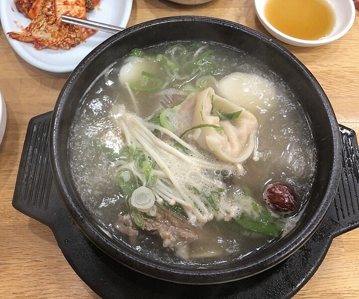 乳白色的雞湯底由韓國本地雞