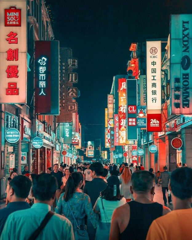上下九步行街是廣洲最著名的一條步行街，亦可說是廣洲入夜後最繁華