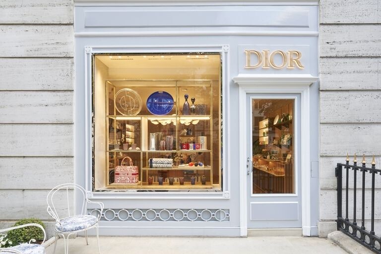 別出心裁的混凝土壁面與鑲嵌木地板設計，這間新開幕的DIOR MAISON 將Dior先生