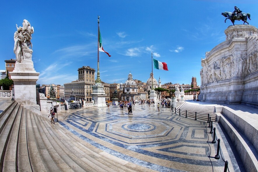 威尼斯廣場的命名全因附近的威尼斯宮（Palazzo Venezia），這廣場南面是一座白色大