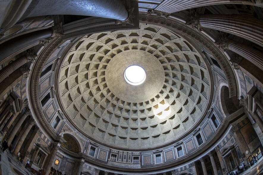 古羅馬最重要的建築藝術之一，無柱大圓頂的設計非常壯觀！這裡更是天