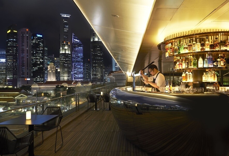 Smoke & Mirrors酒吧座落於新加坡國家美術館的頂樓，以飽覽濱海灣美景而聞名。酒