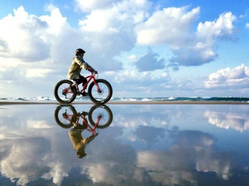 於鳥取砂丘海岸，駕著「胖胎車」欣賞海天一色的美景
