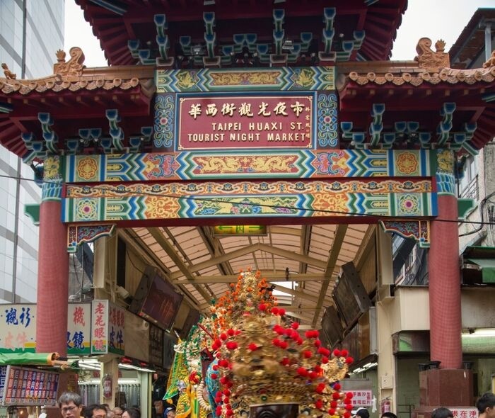 位於萬華區，鄰近香火鼎盛的艋舺龍山寺附近，是台灣第一個專門規劃的