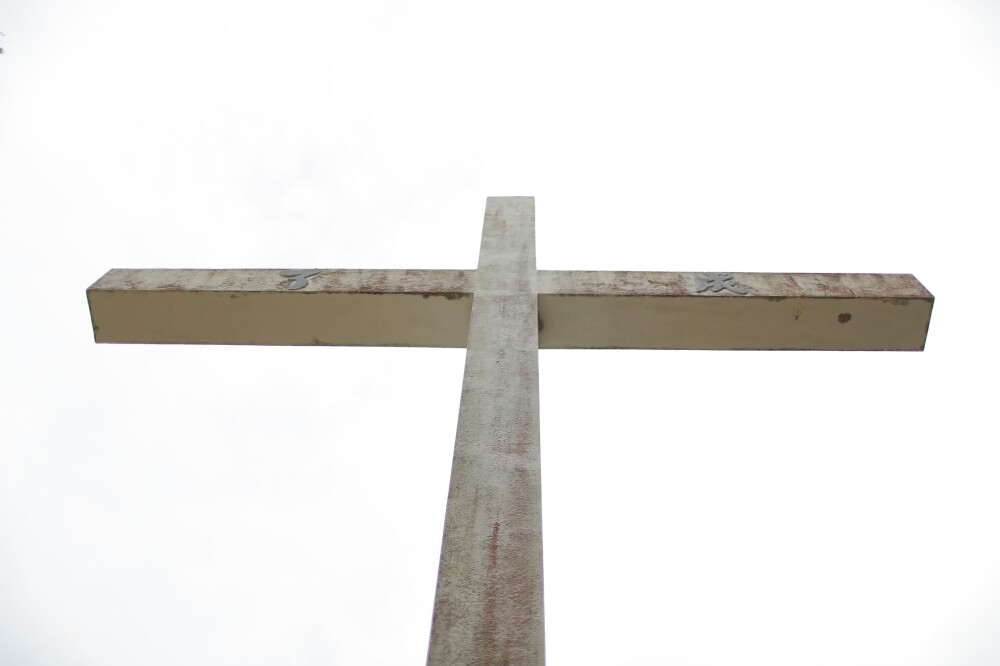 站在十字架下抬頭看的畫面，這個角度仰望，真的很壯觀。