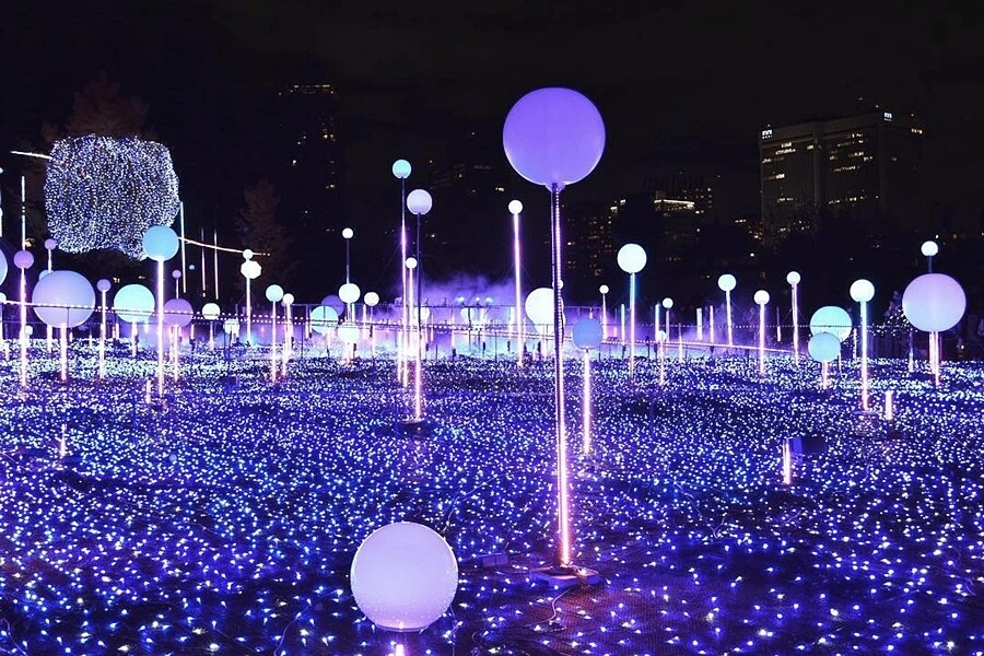 今年東京中城的聖誕燈飾以宇宙空間為主題