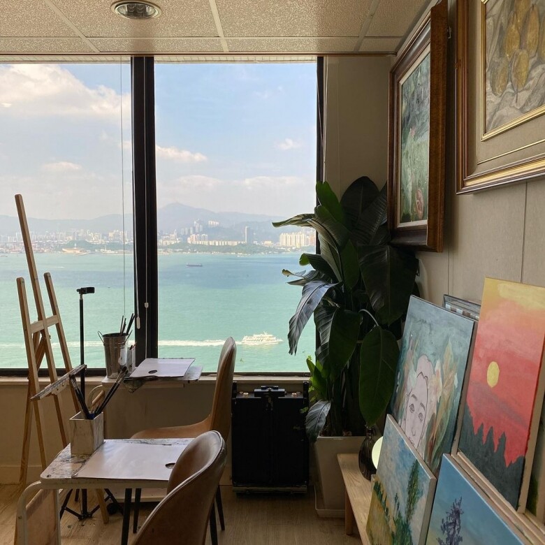 西施畫坊開設的初衷是為香港的藝術創作提供一個平台，並滿足畫家的