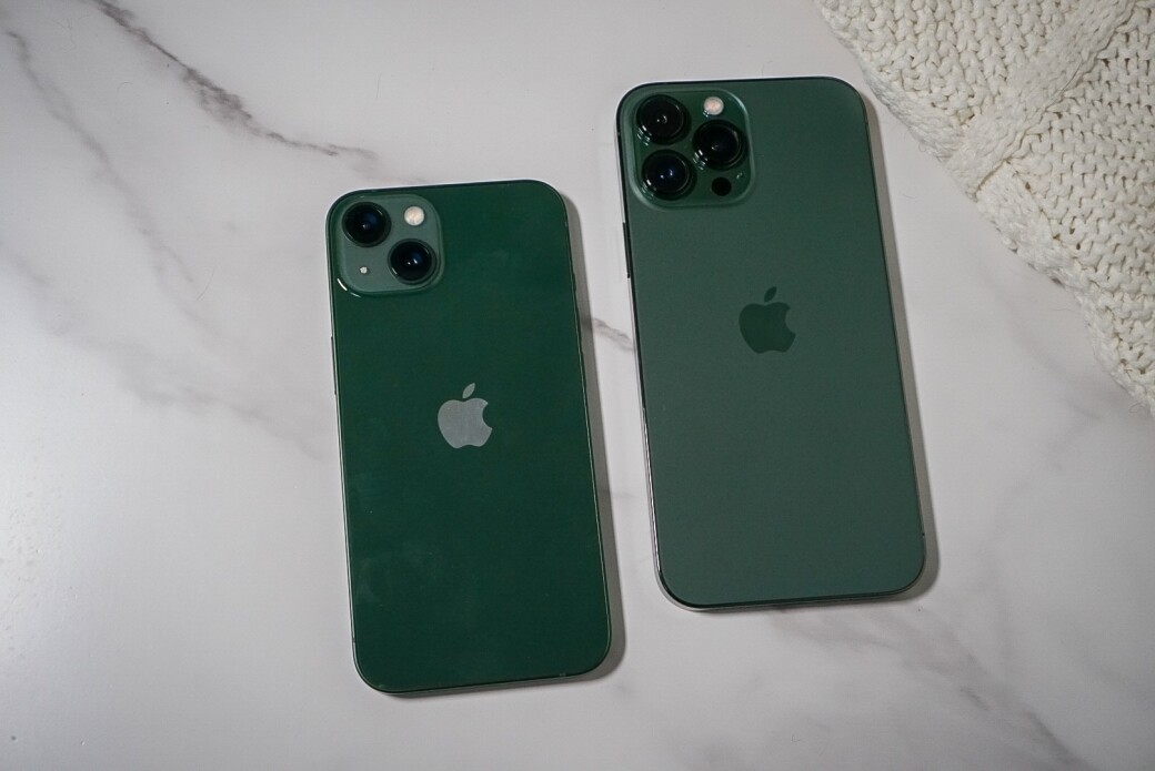 再將兩款iPhone 手機的綠色作為比較，兩款截然不同的綠色，同樣討喜，有讓你