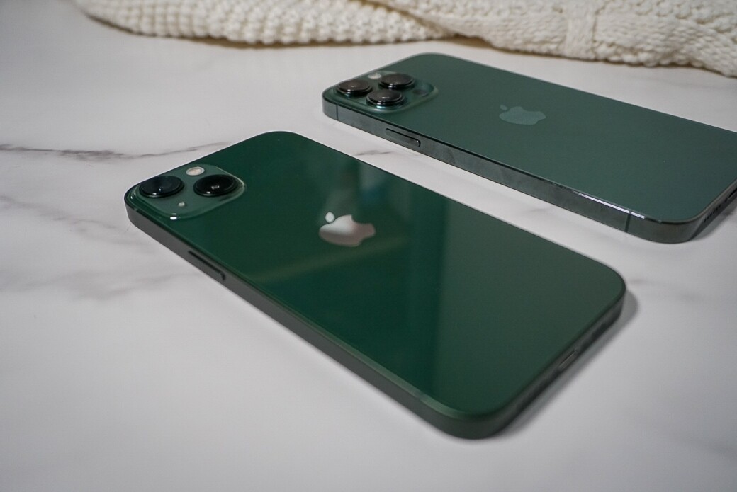 至於iPhone 13的綠色，相對較為鮮艷，加上機身背面是亮面的設計，顏色自然更