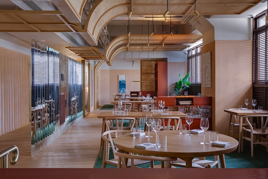 餐廳裝修由挪威著名建築及室內設計公司 Snøhetta 一手包辦，佈置氛圍糅合