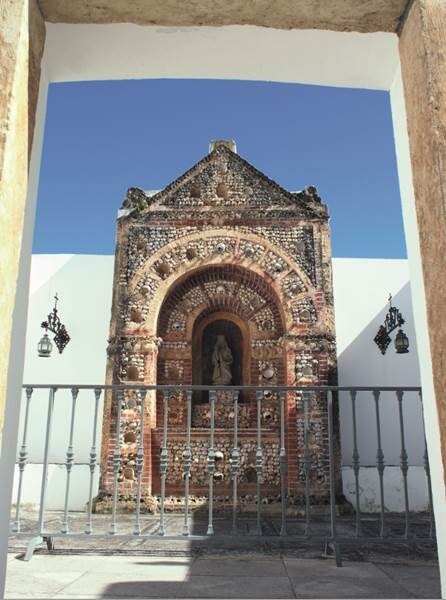 小型的人骨教堂位於法魯教堂內，以信眾奉獻的遺骨裝飾建築。