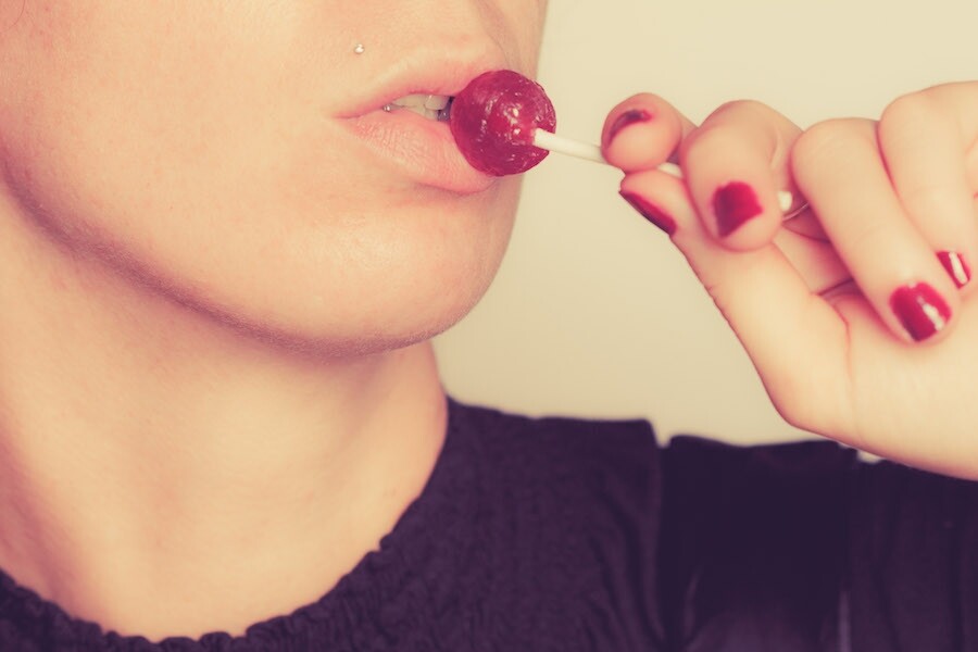 幾乎人人都能做到的口交初階技巧——吃糖果，可以把它當成一顆圓形的硬