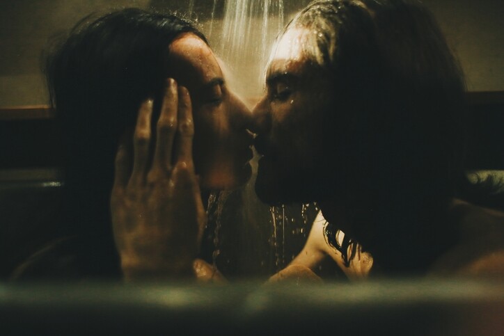 熱戀中的情侶，一起洗澡稀鬆平常。你和他也許亦曾熱衷於此，卻因為年間