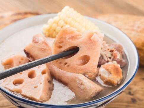 蓮藕湯水食譜！秋冬功效潤燥止咳補氣養血！蓮藕湯可以加什麼？