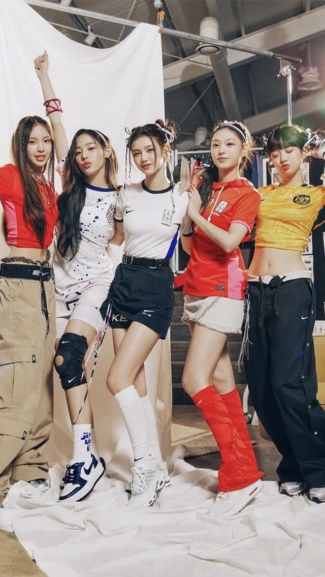 Blokecore意思？復古球衣穿搭NewJeans、Blackpink帶起Blokecore潮流