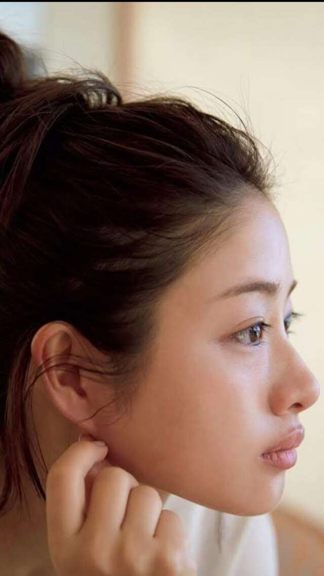 日本教練大推「下顎線操」！跟石原里美學3個減雙下巴動作，減包包面練出緊致V面效果