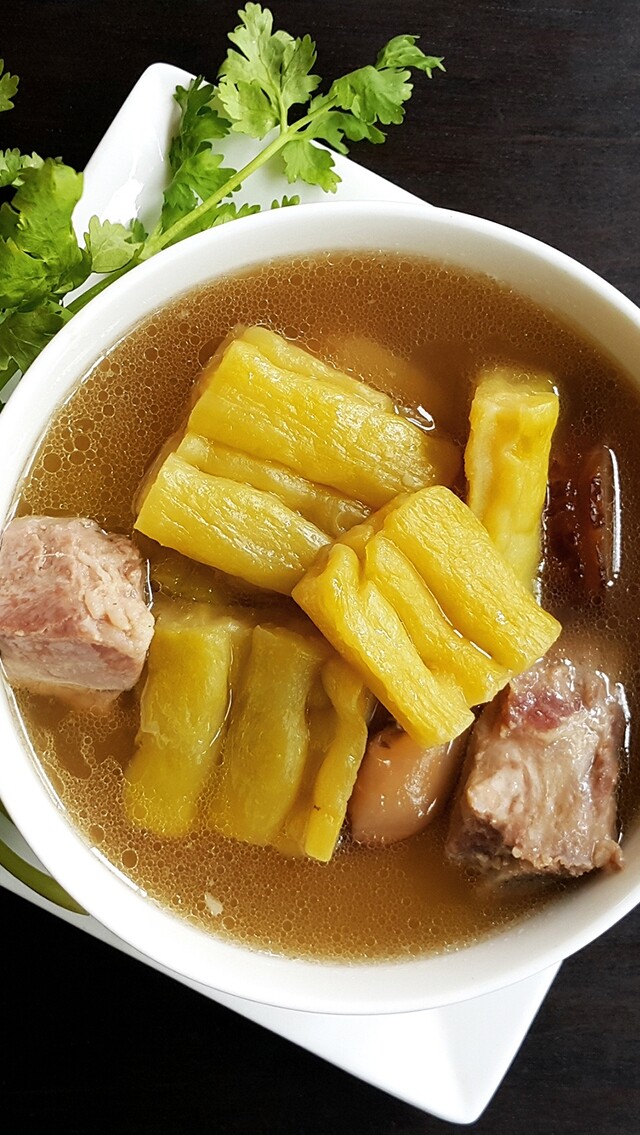 苦瓜湯食譜！苦瓜功效排骨湯清熱降火！苦瓜可以加什麼煮湯？