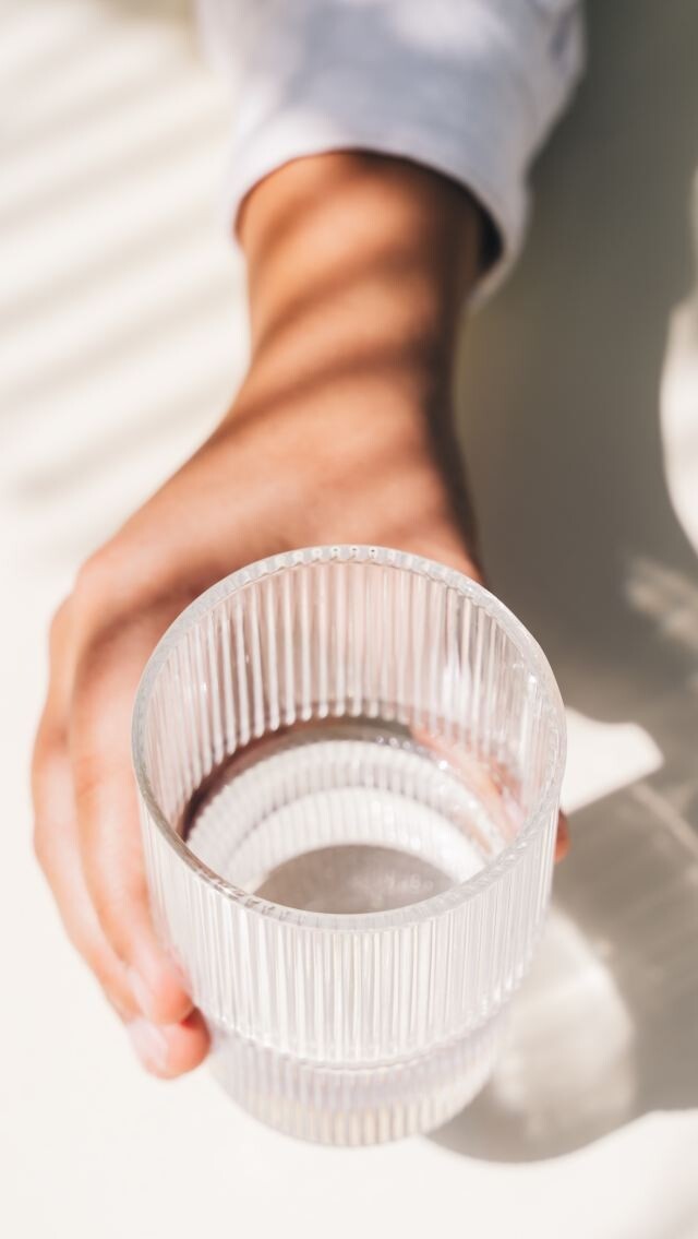 炎熱天氣下喝冰水還是溫水更解渴? 飲冰水溫水的優缺點是什麼？
