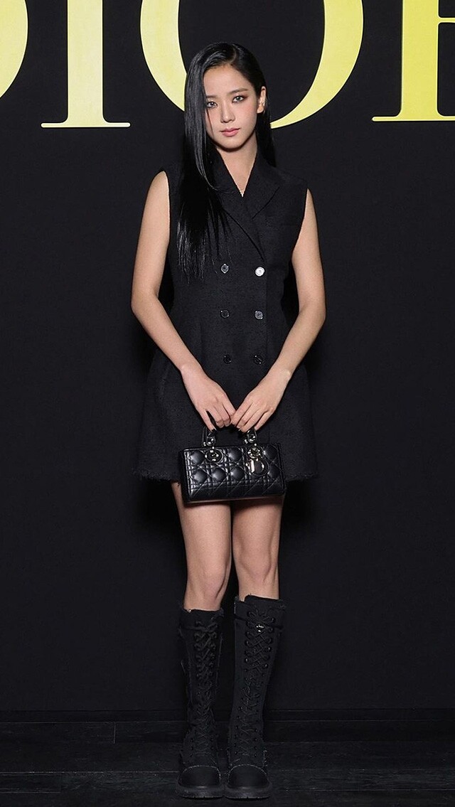 【2024春夏巴黎時裝周】 Jisoo帥氣搖滾造型現身！Dior 2024春夏系列解放束縛 展現叛逆女性形象