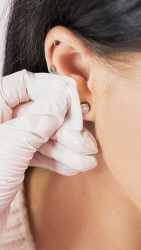 【耳洞保養】釘耳窿發炎怎麼辦？8個剛打耳洞清潔貼士！告別耳窿紅腫、疼痛問題！