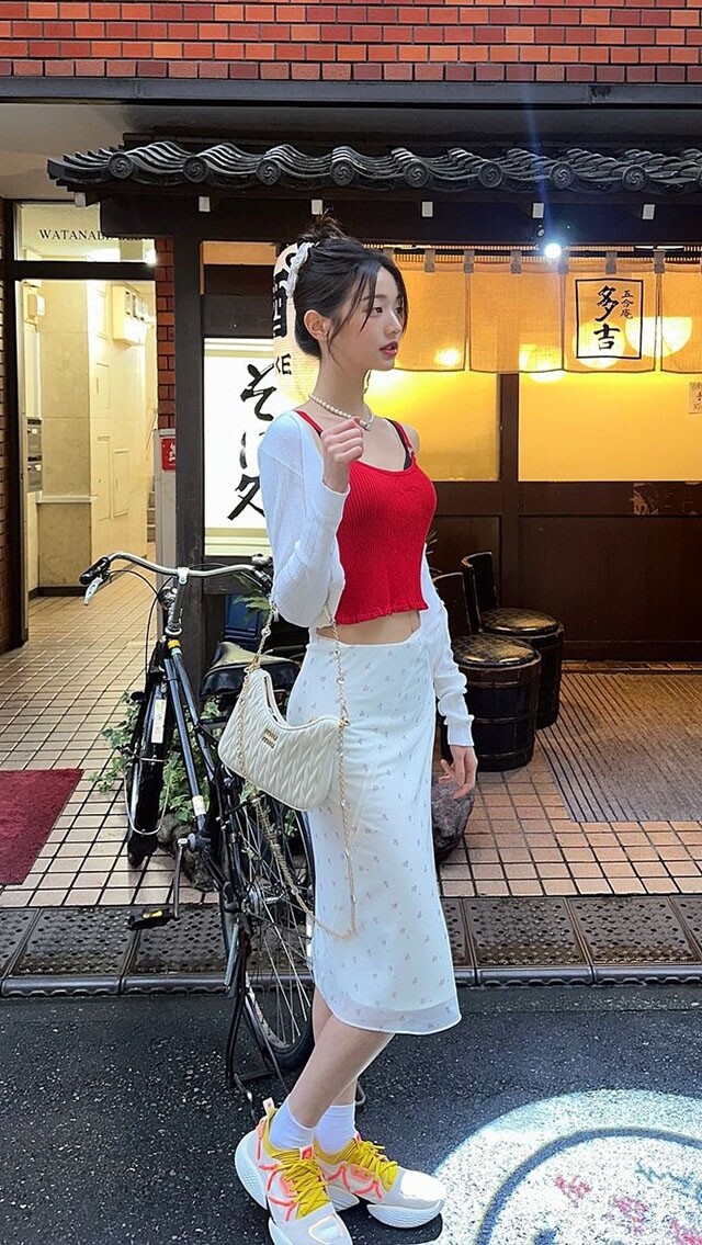 張員瑛遊東京化身時尚街拍女孩，穿搭秘訣在於Miu Miu手袋？