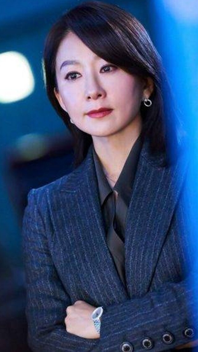 《造后者》56歲金喜愛化身復仇女王！私下知性凍齡穿搭 超有氣質！