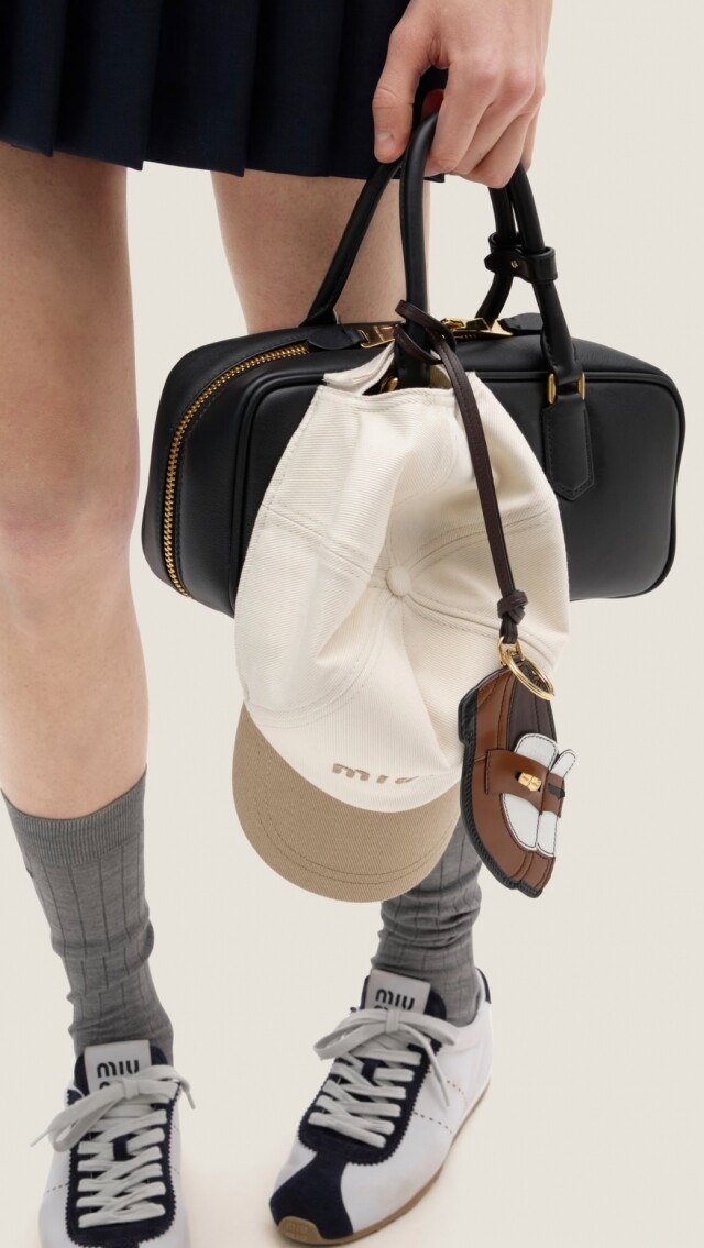 2024手袋吊飾就是越多越時尚！12款Miu Miu、Balenciaga等必買名牌吊飾、鎖匙扣盡情裝飾包包