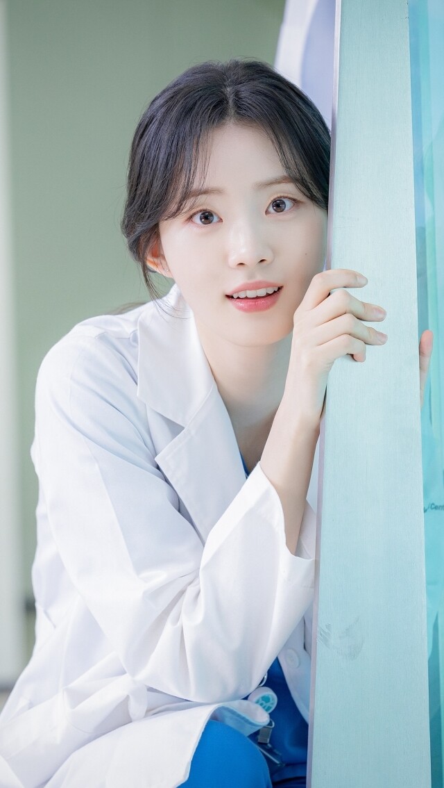 《機智住院醫生生活》申始雅原來首次演韓劇！戲外最愛名牌手袋、IG穿搭解構