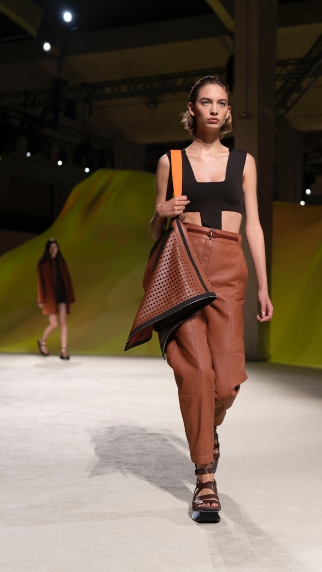 【2023春夏巴黎時裝周】Hermès SS23描繪現代法式嫵媚與颯爽