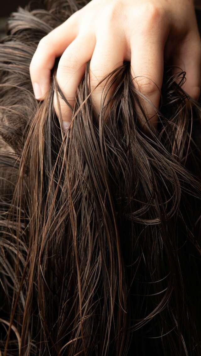 天生鬈髮易毛燥？自然捲鬈髮原因5個打理貼士令捲髮秒變柔順｜解決頭髮粗硬捲曲情況