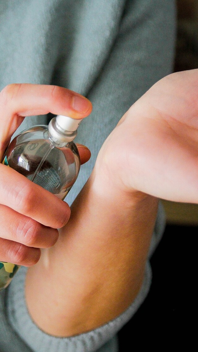 香水持久方法！香水怎麼噴幾下？必學正確香水噴法技巧增加香水持香度！