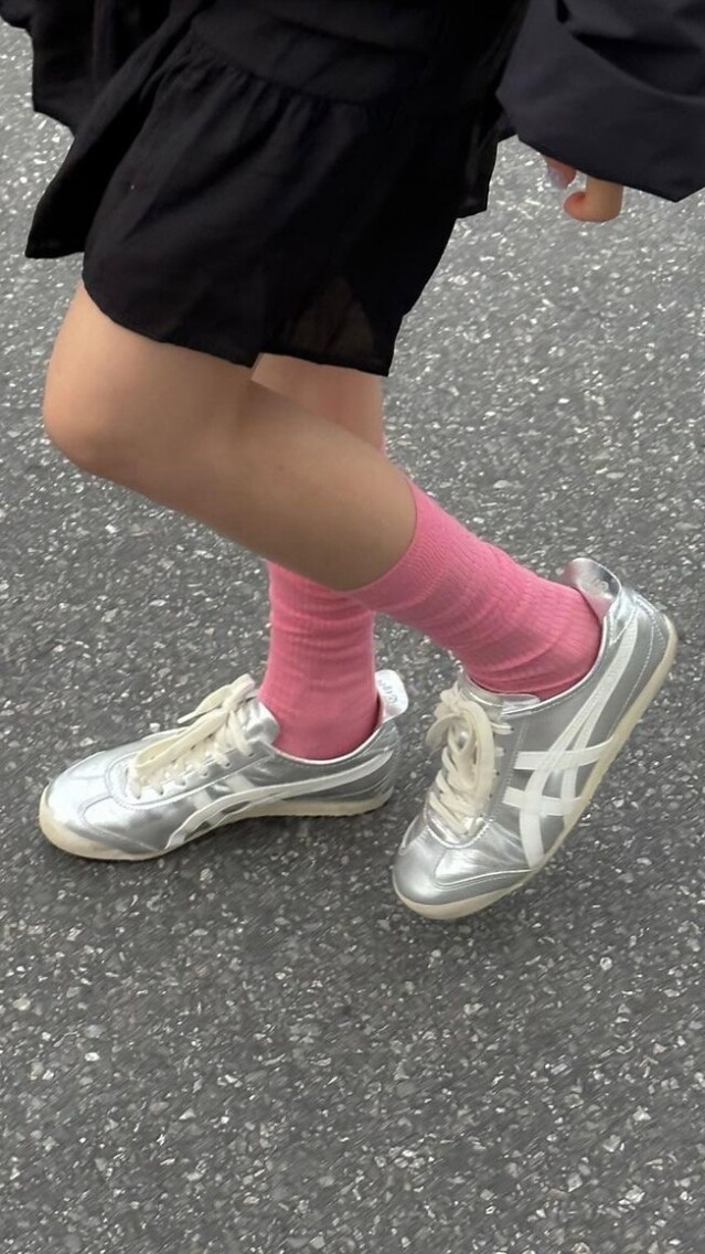 銀色波鞋成熱潮：銀色運動鞋推薦18款時尚女生都在穿未來感款式