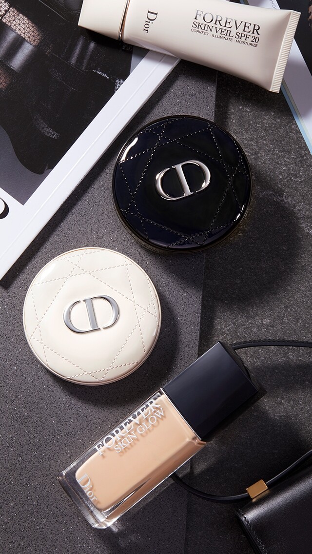 絕美時尚皮革粉盒、鏡面銀CD標誌！今夏必收Dior「黑白雙氣墊」顏值、實力兼備一拍亮出水潤光感肌！