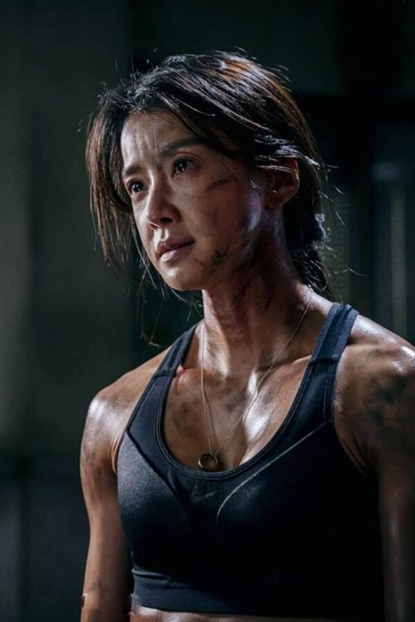 《Sweet Home 3》李是英封肌肉女王！42歲靚媽體脂曾達8%，即學6招彈力帶啞鈴練腹肌及「蝴蝶背肌」！