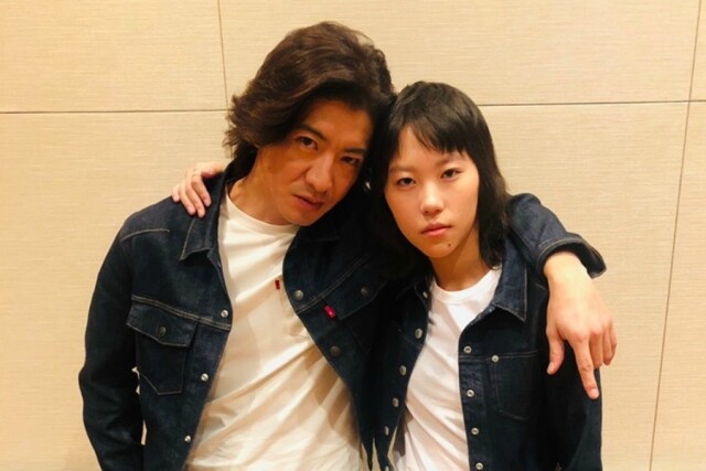 木村拓哉大讚：「 她很自然」！竇靖童繼續奉行獨具一格的衣著打扮