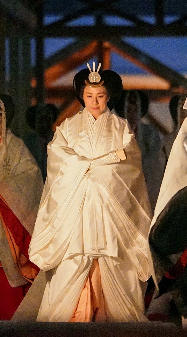 雅子「經多年熬成皇后」，她戴上后冠卻哭了...