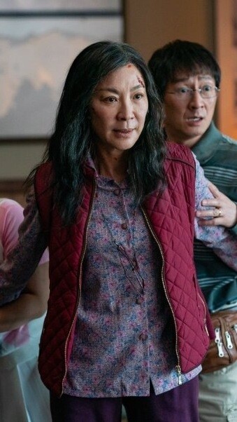 《奇異女俠玩救宇宙》大獲好評！59歲楊紫瓊由武打女星變大媽打到科幻宇宙