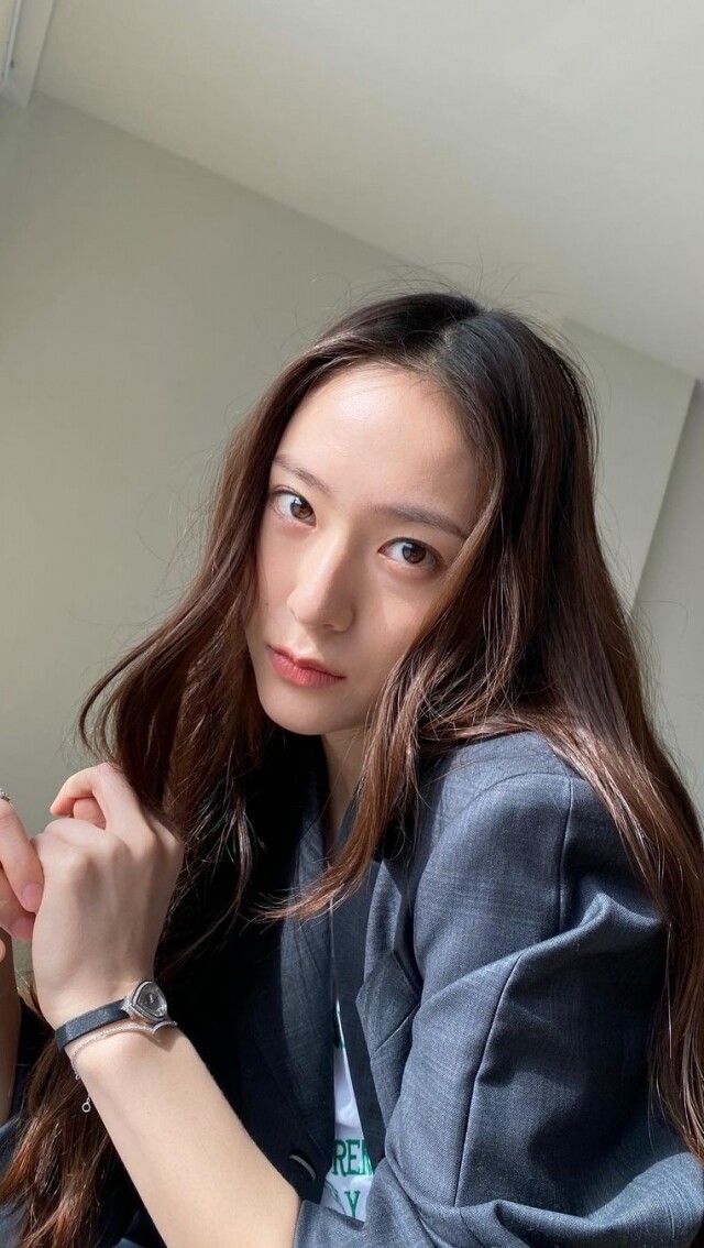 鄭秀晶4大日常穿搭秘訣！跟Krystal用西裝外套、恤衫等基本單品配搭