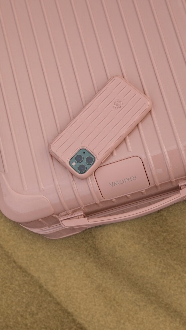 Rimowa iPhone手機殼輕巧又防震 與Essential行李箱一同推出霧粉及墨綠色！是時尚與功能性結合之作！